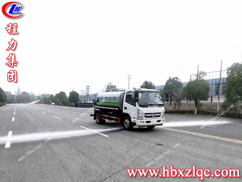 清明煙雨細(xì)——湖北程力凱馬6方灑水車風(fēng)雨不誤，在線試車。